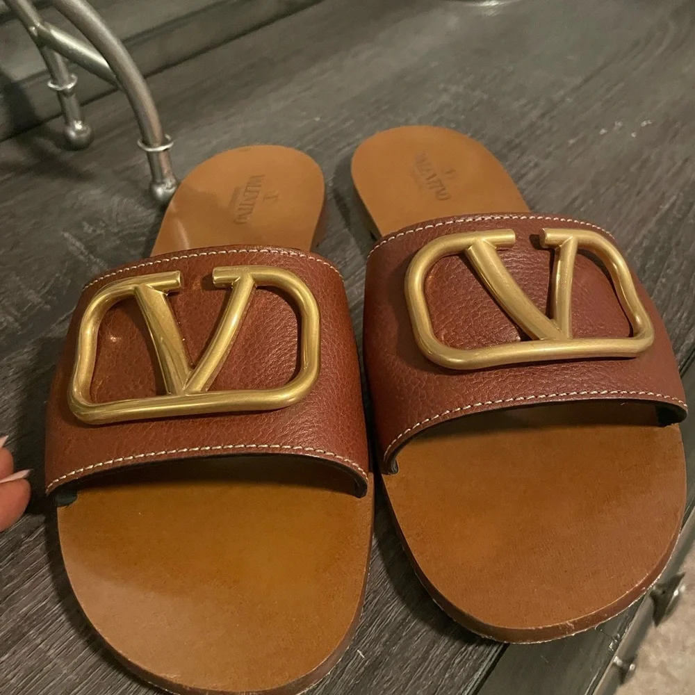 SOLD ❌❌❌Authentic V Logo Slides - Picture 10 of 10